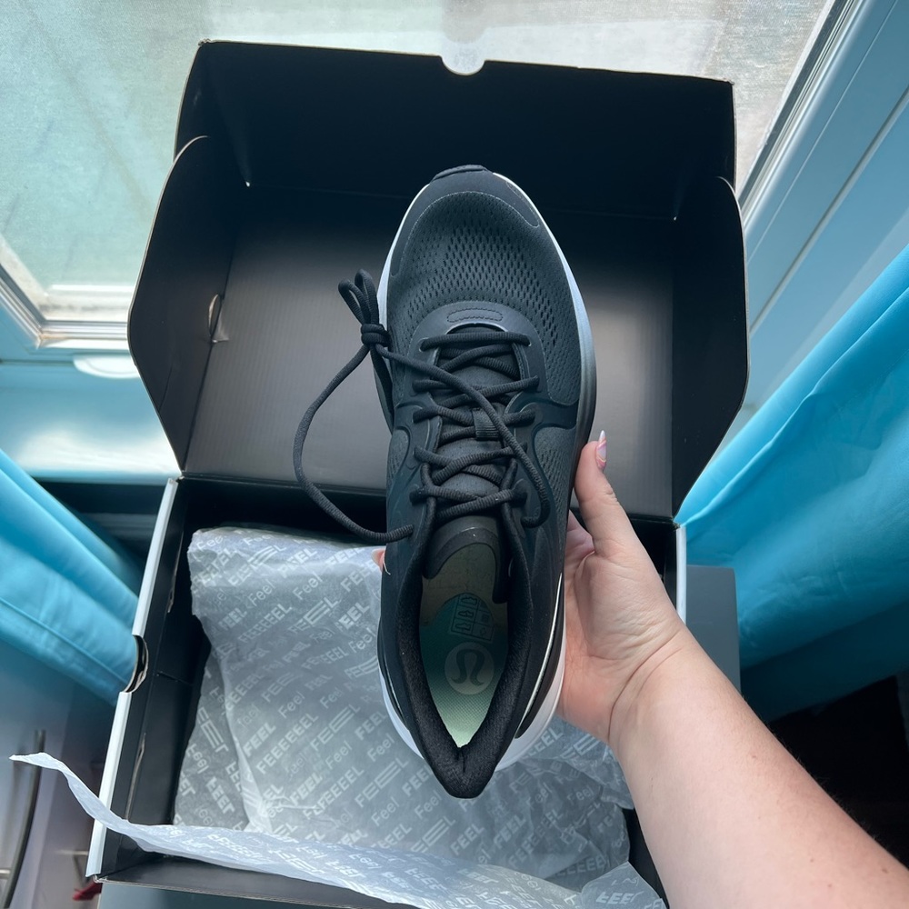 NEVER WORN Lululemon Blissfeel running sneakers size 11